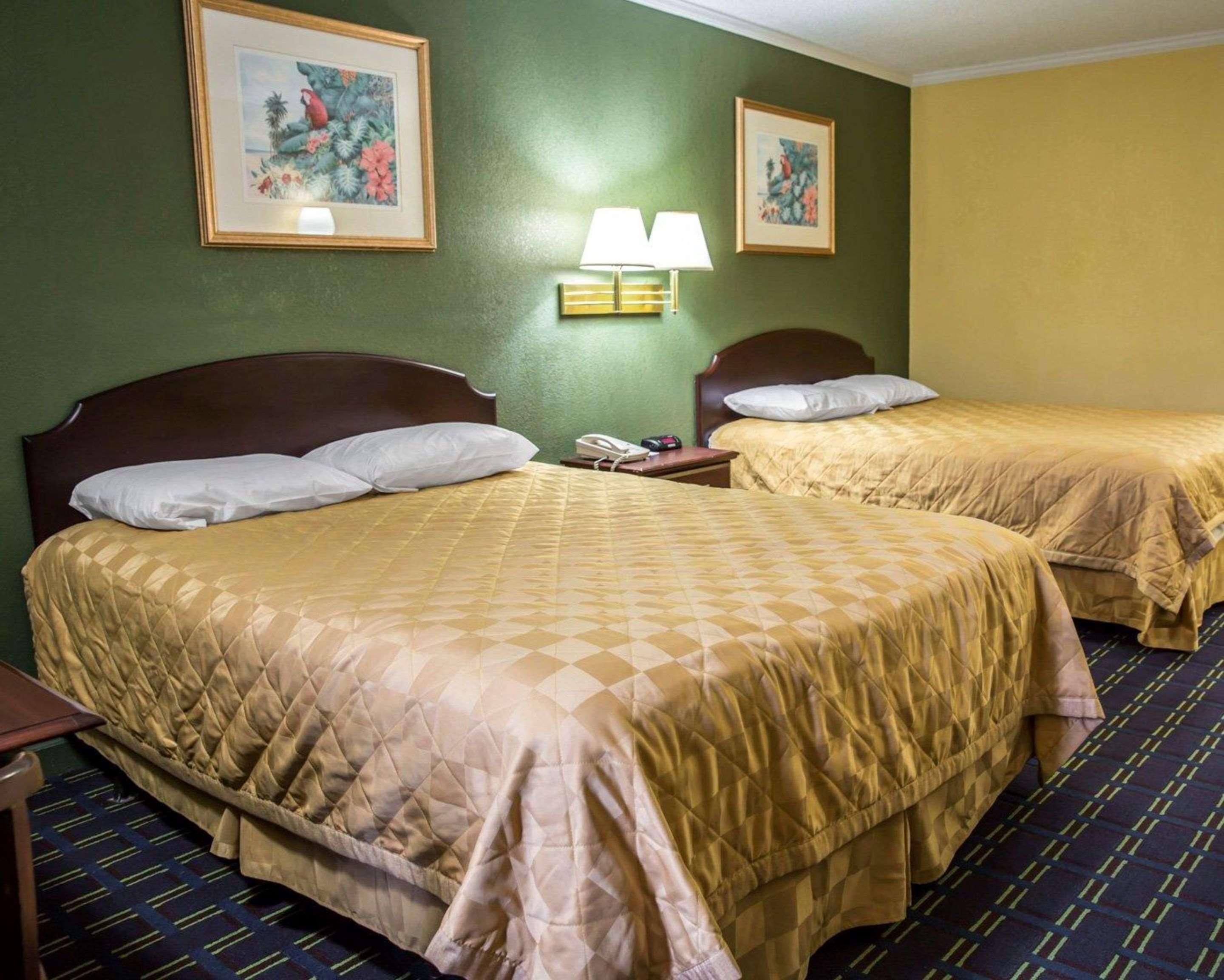 Rodeway Inn & Suites Plymouth Hwy 64 Exterior foto