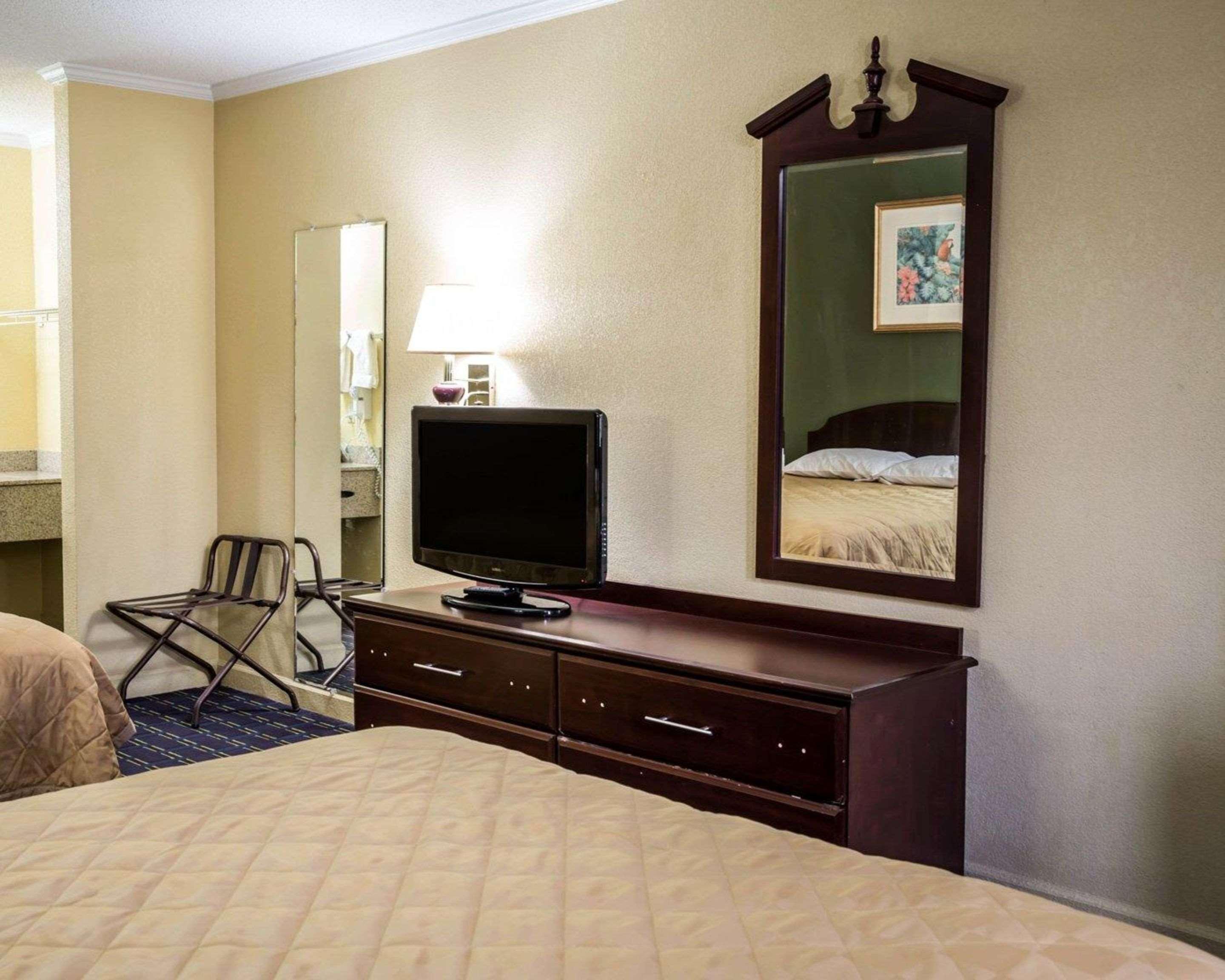 Rodeway Inn & Suites Plymouth Hwy 64 Exterior foto
