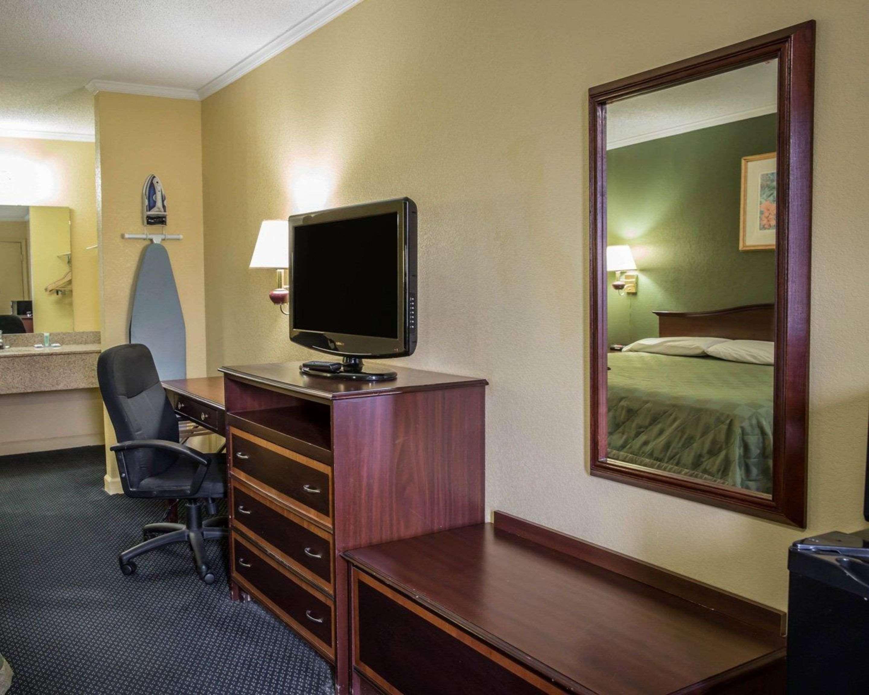 Rodeway Inn & Suites Plymouth Hwy 64 Exterior foto