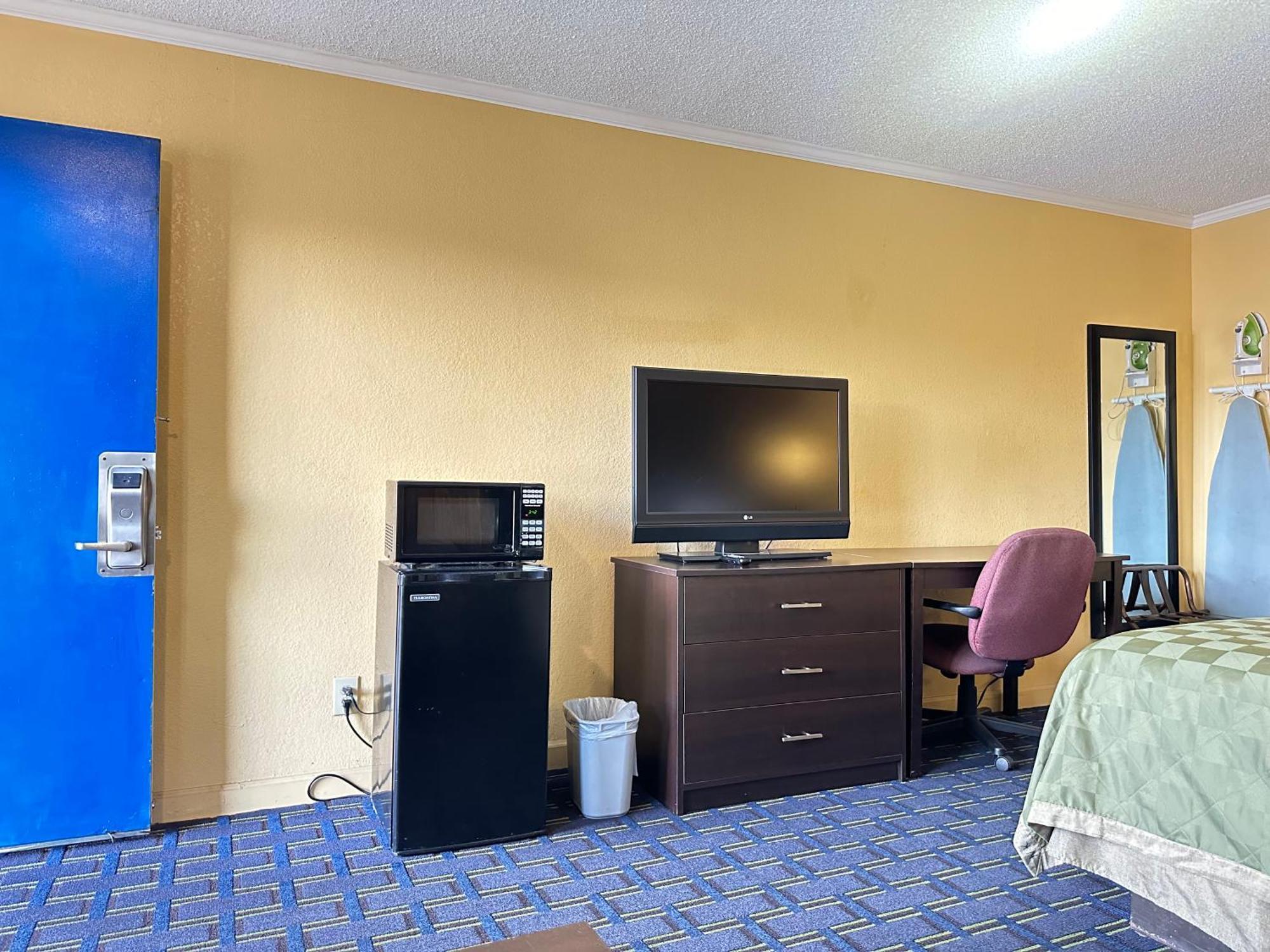 Rodeway Inn & Suites Plymouth Hwy 64 Exterior foto