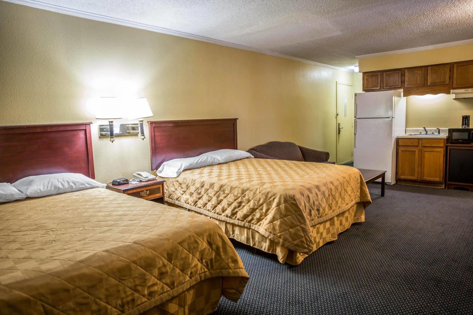Rodeway Inn & Suites Plymouth Hwy 64 Exterior foto