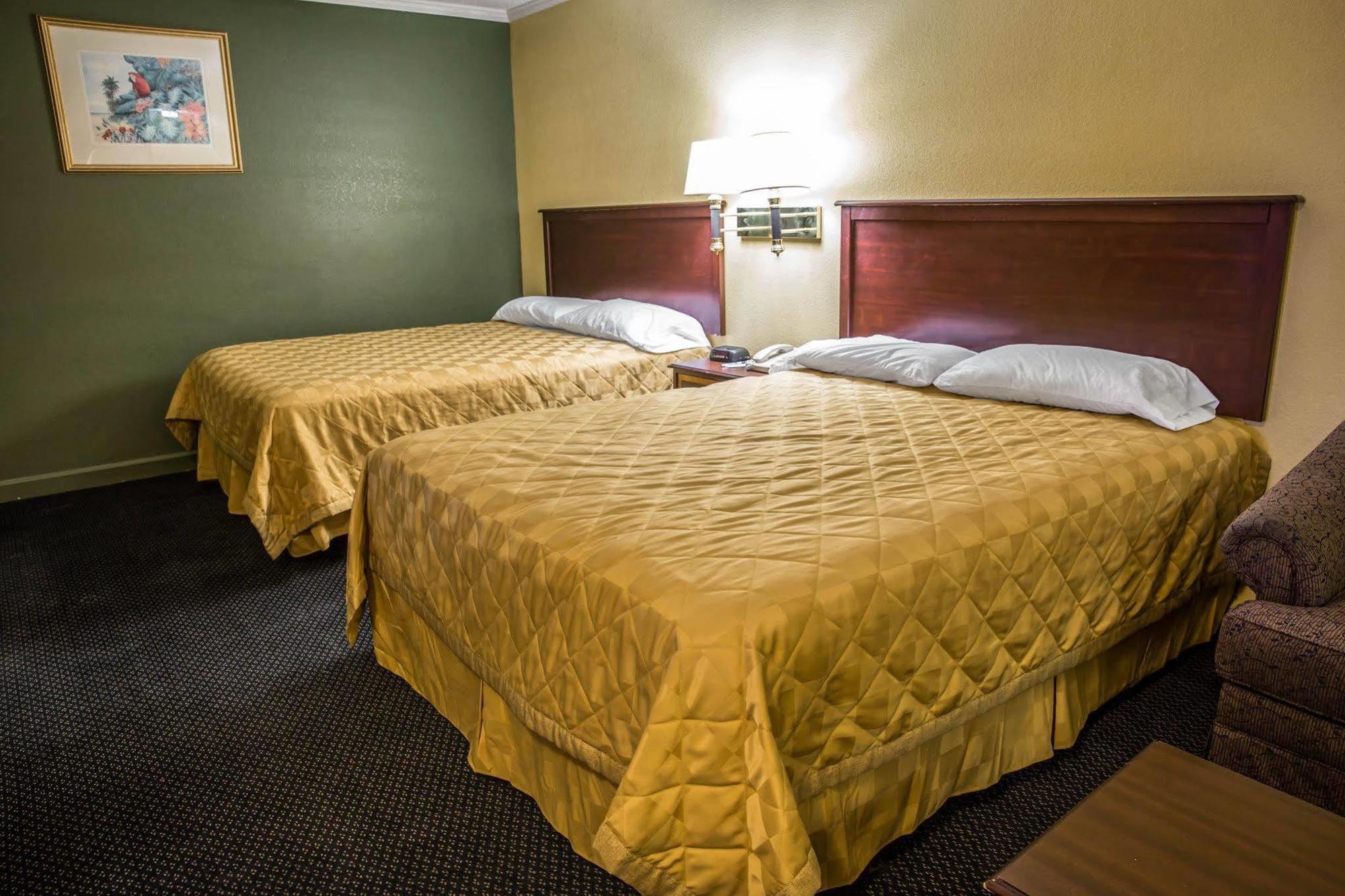 Rodeway Inn & Suites Plymouth Hwy 64 Exterior foto